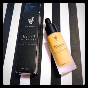 Younique Liquid Foundation-Eyelet